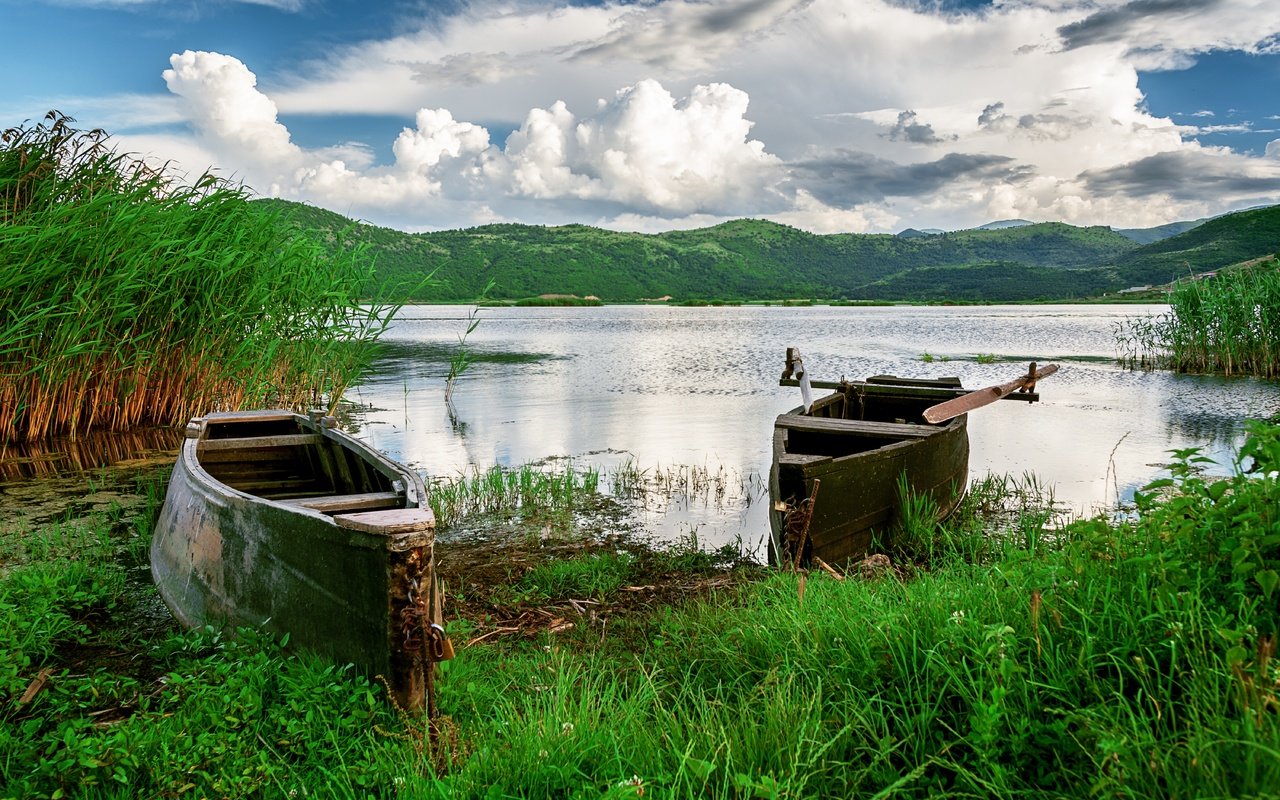 Обои небо, трава, облака, озеро, холмы, природа, лодки, the sky, grass, clouds, lake, hills, nature, boats разрешение 6000x4000 Загрузить