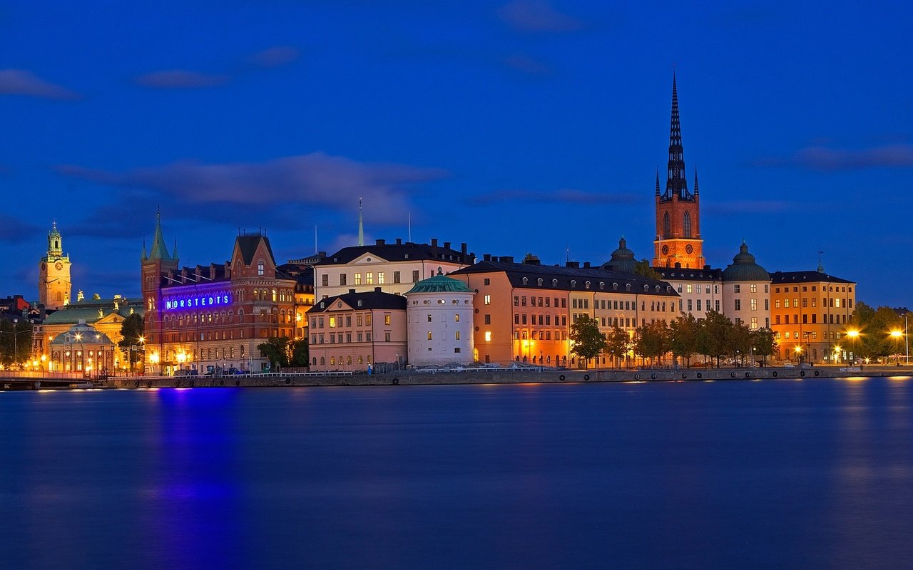 Обои ночь, огни, море, дома, швеция, стокгольм, night, lights, sea, home, sweden, stockholm разрешение 2048x1365 Загрузить