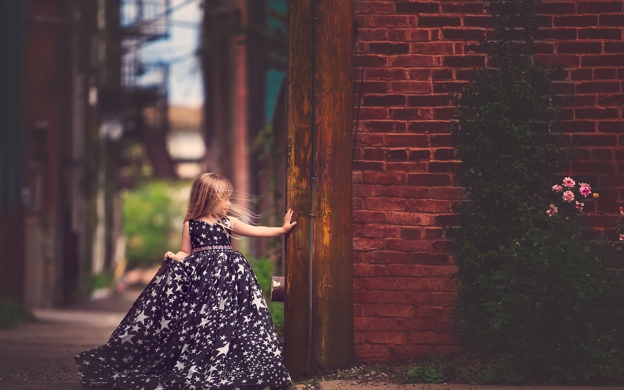 Обои платье, стена, дети, девочка, ребенок, кирпич, meg bitton, dress, wall, children, girl, child, brick разрешение 2048x1358 Загрузить