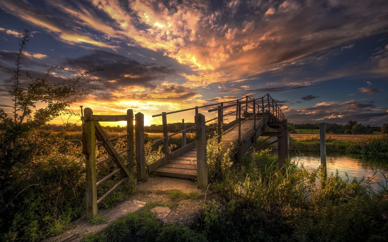 Обои небо, облака, река, природа, закат, пейзажи, мост, the sky, clouds, river, nature, sunset, landscapes, bridge разрешение 2560x1709 Загрузить