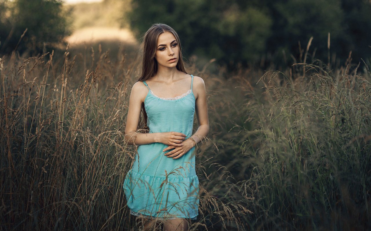 Обои трава, девушка, платье, взгляд, модель, волосы, лицо, шатенка, grass, girl, dress, look, model, hair, face, brown hair разрешение 1920x1200 Загрузить