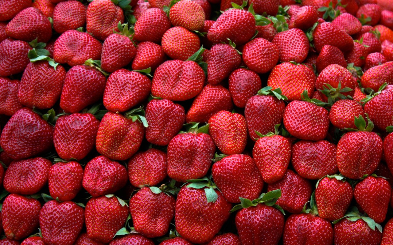Обои клубника, ягоды, листики, strawberry, berries, leaves разрешение 3920x2668 Загрузить