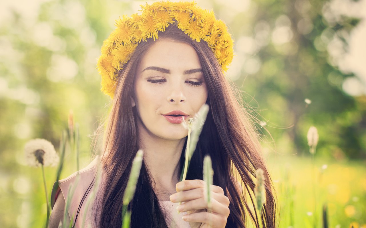 Обои  цветы, среди, gевочка, довольная, flowers, among, girl, happy разрешение 6144x4096 Загрузить