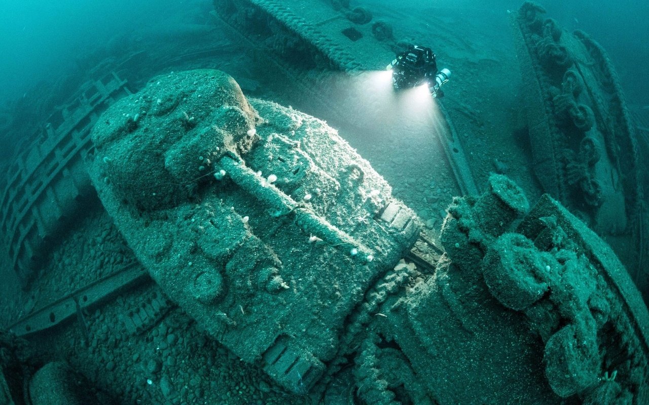 Обои танки, затонувший корабль, шерманы, tanks, the wreck, sherman разрешение 2220x1482 Загрузить