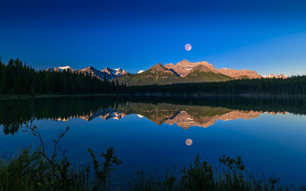 Обои озеро, горы, природа, лес, отражение, пейзаж, луна, lake, mountains, nature, forest, reflection, landscape, the moon разрешение 1920x1200 Загрузить