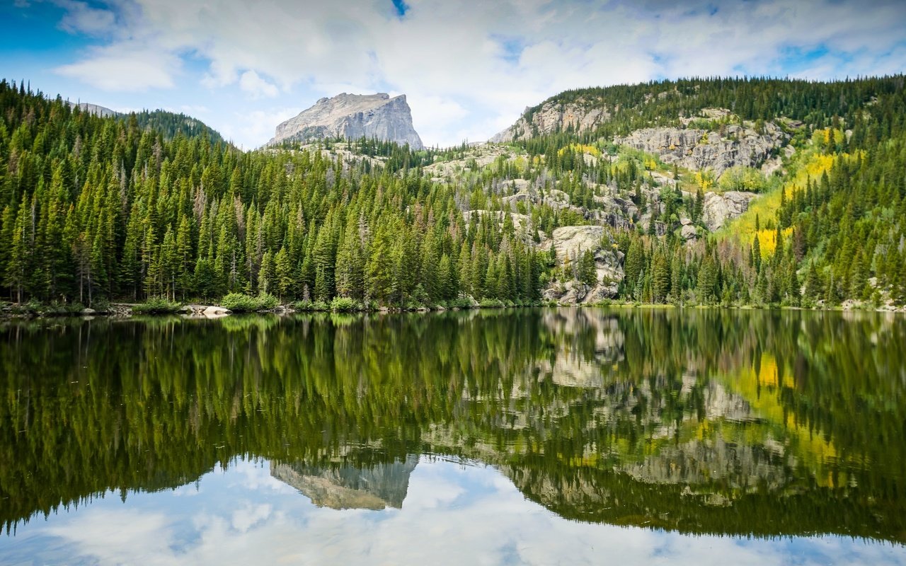 Обои небо, деревья, горы, камни, лес, отражение, водоем, the sky, trees, mountains, stones, forest, reflection, pond разрешение 2048x1365 Загрузить