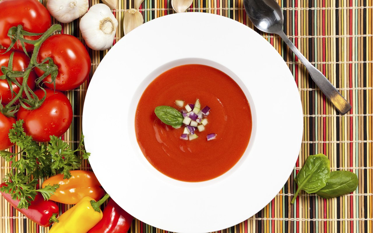 Обои зелень, овощи, помидоры, перец, чеснок, суп, томатный суп, greens, vegetables, tomatoes, pepper, garlic, soup, tomato soup разрешение 2560x1600 Загрузить