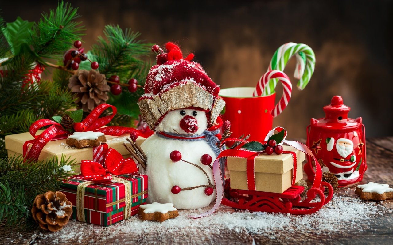 Обои новый год, подарки, снеговик, рождество, шишки, new year, gifts, snowman, christmas, bumps разрешение 2880x1800 Загрузить