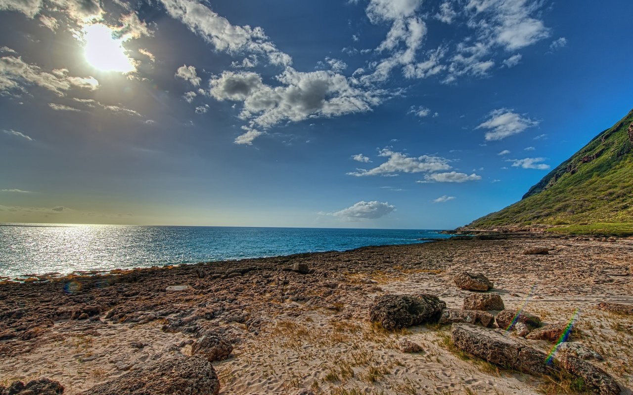 Обои небо, облака, камни, берег, песок, пляж, солнечный свет, the sky, clouds, stones, shore, sand, beach, sunlight разрешение 3840x2160 Загрузить