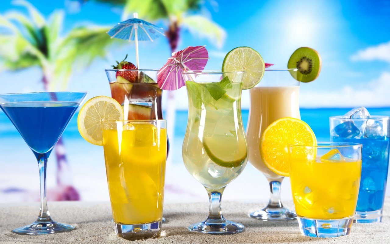 Обои пляж, киви, фрукты, коктейли, клубника, стаканы, бокалы, лёд, лимон, лайм, коктейль, напитки, beach, kiwi, fruit, cocktails, glasses, strawberry, ice, lemon, lime, cocktail, drinks разрешение 3840x2160 Загрузить