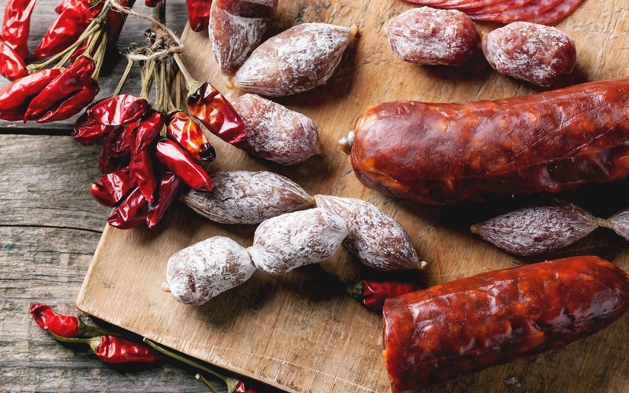 Обои колбаса, перец, сосиски, мясные продукты, копчения, sausage, pepper, meat products, smoked разрешение 1920x1200 Загрузить