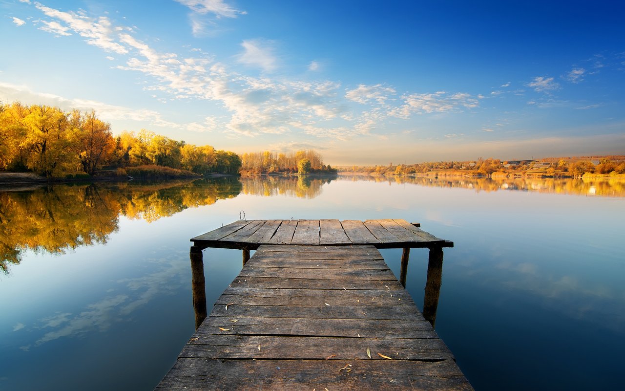 Обои небо, осень, облака, givaga, деревья, озеро, природа, мостик, лес, утро, the sky, autumn, clouds, trees, lake, nature, the bridge, forest, morning разрешение 1920x1200 Загрузить