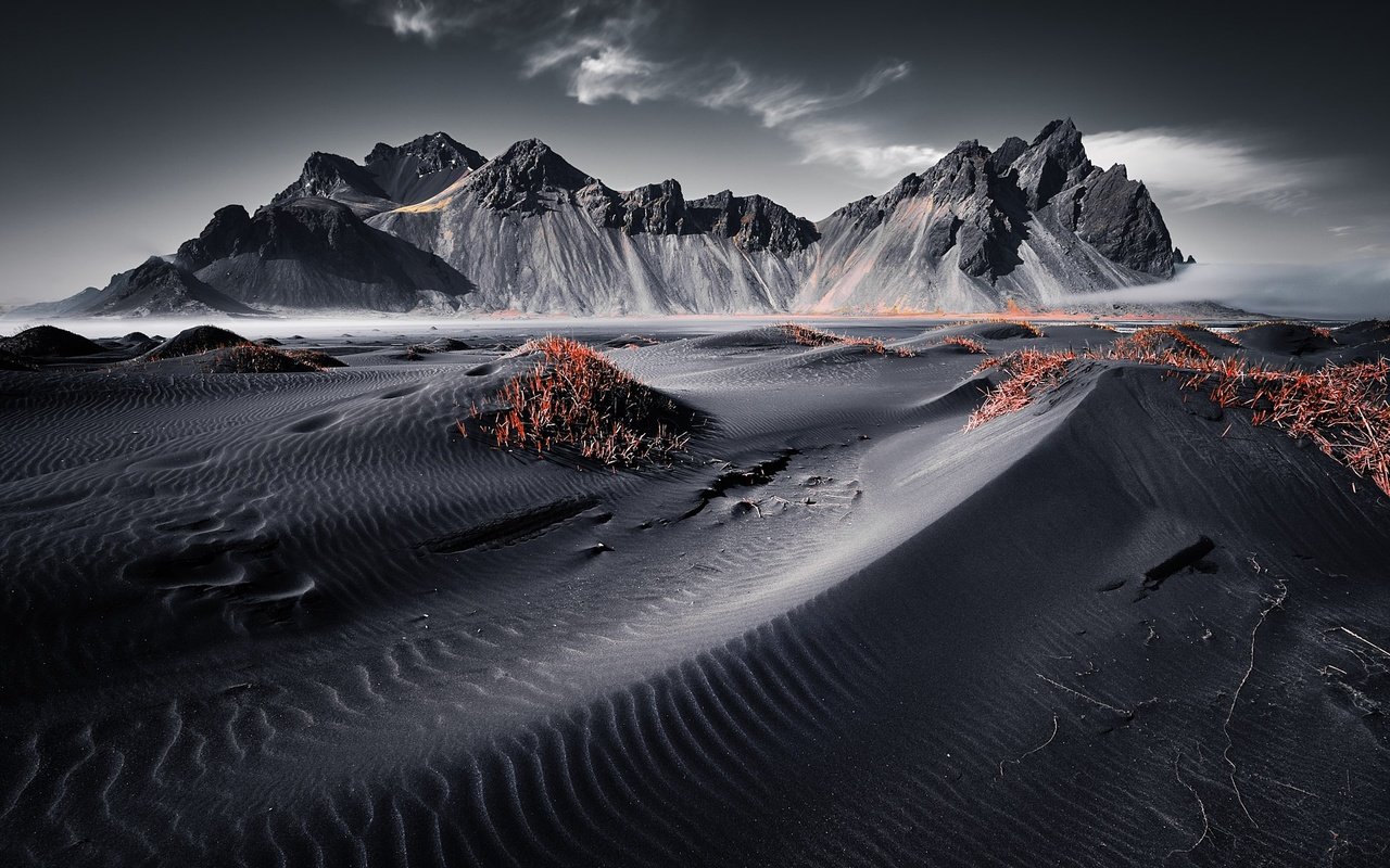 Обои горы, исландия, чёрный песок, vestrahorn islande, вулканический песок, mountains, iceland, black sand, volcanic sand разрешение 1920x1280 Загрузить