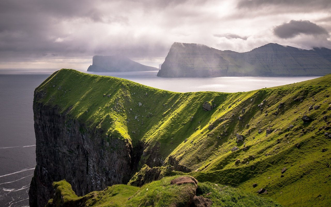 Обои небо, облака, скалы, море, побережье, фарерские острова, the sky, clouds, rocks, sea, coast, faroe islands разрешение 2048x1366 Загрузить