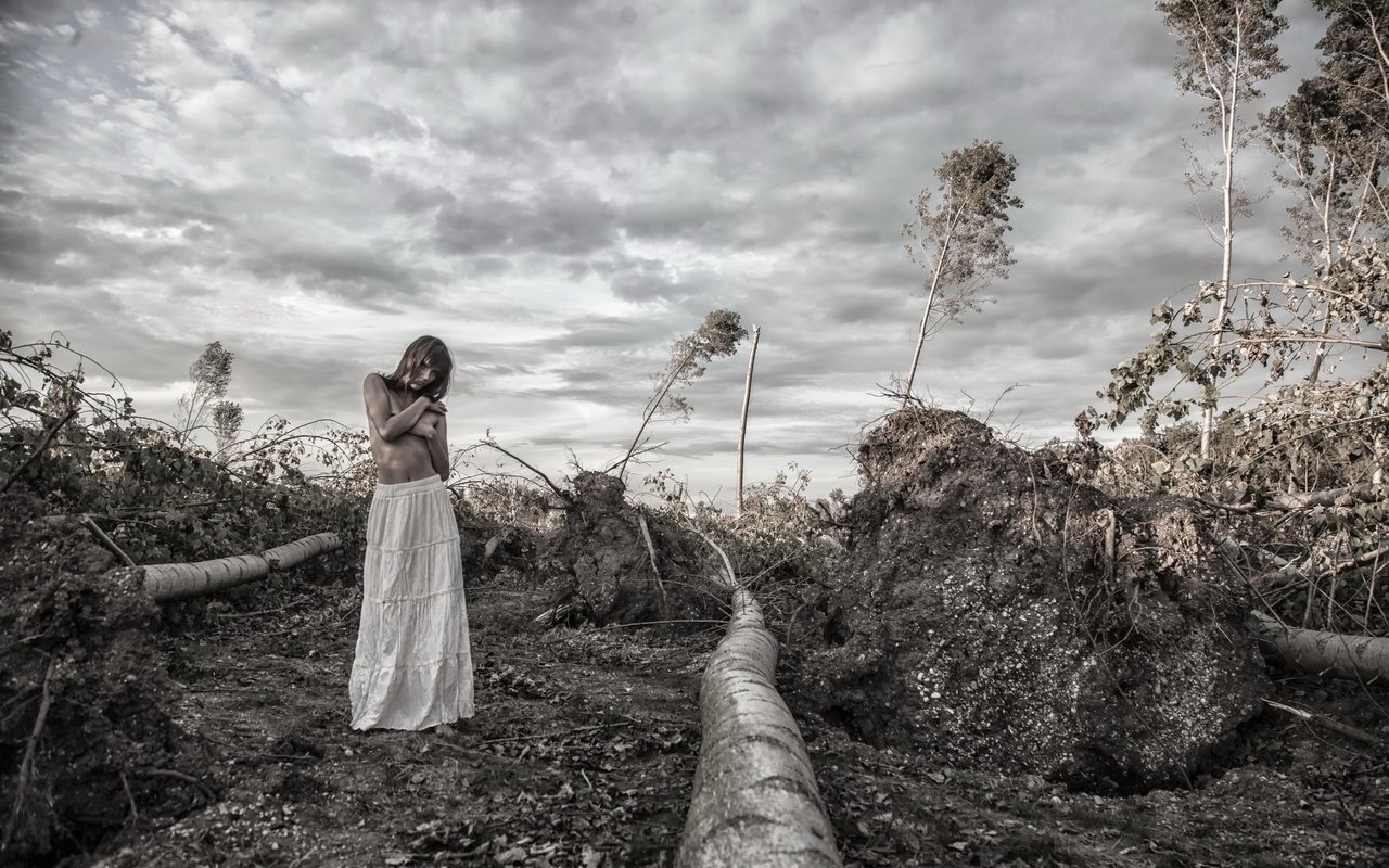 Обои небо, облака, природа, девушка, пейзаж, поза, волосы, лицо, the sky, clouds, nature, girl, landscape, pose, hair, face разрешение 2560x1707 Загрузить