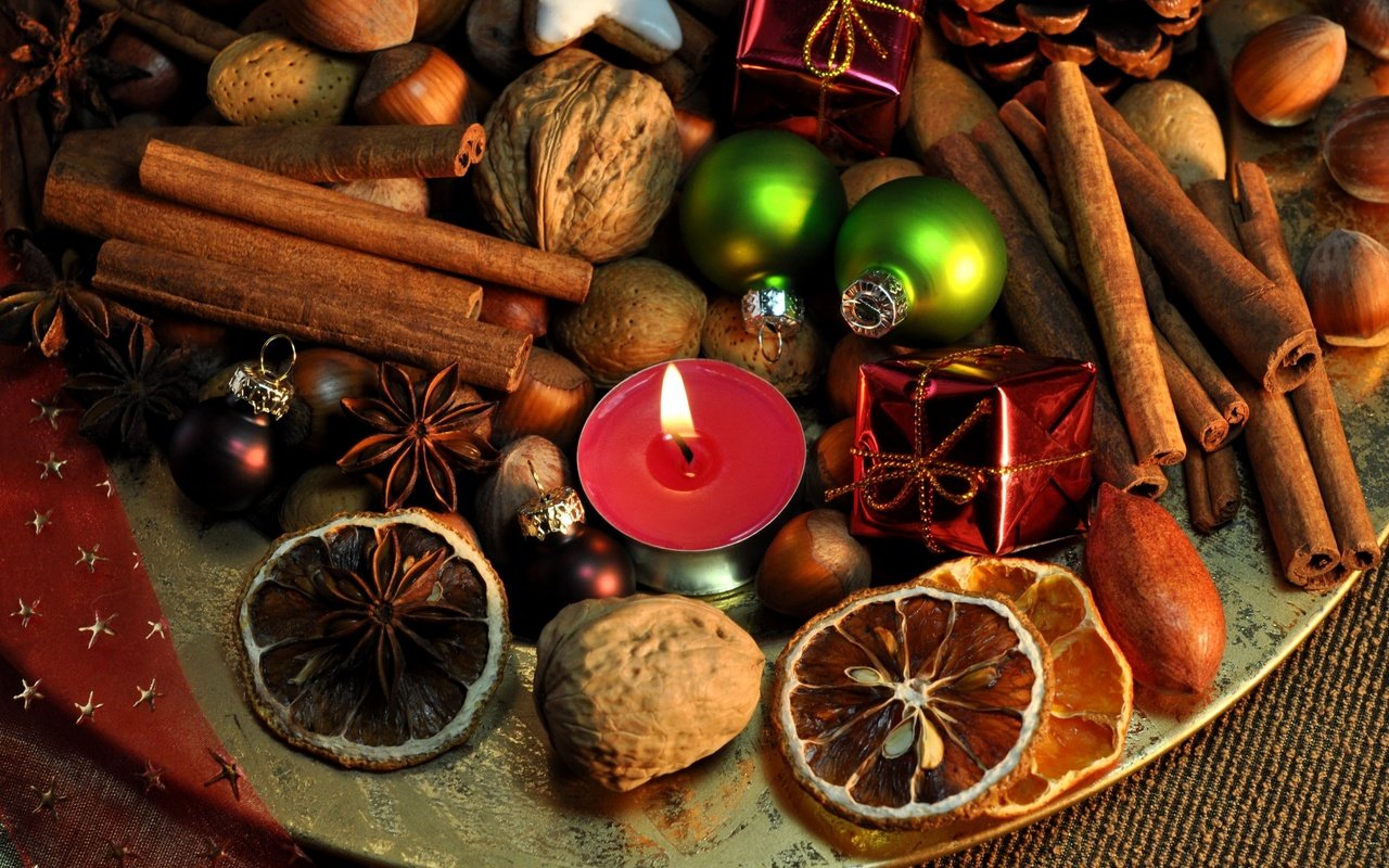 Обои новый год, украшения, орехи, корица, свеча, рождество, елочные игрушки, пряности, new year, decoration, nuts, cinnamon, candle, christmas, christmas decorations, spices разрешение 2880x1800 Загрузить