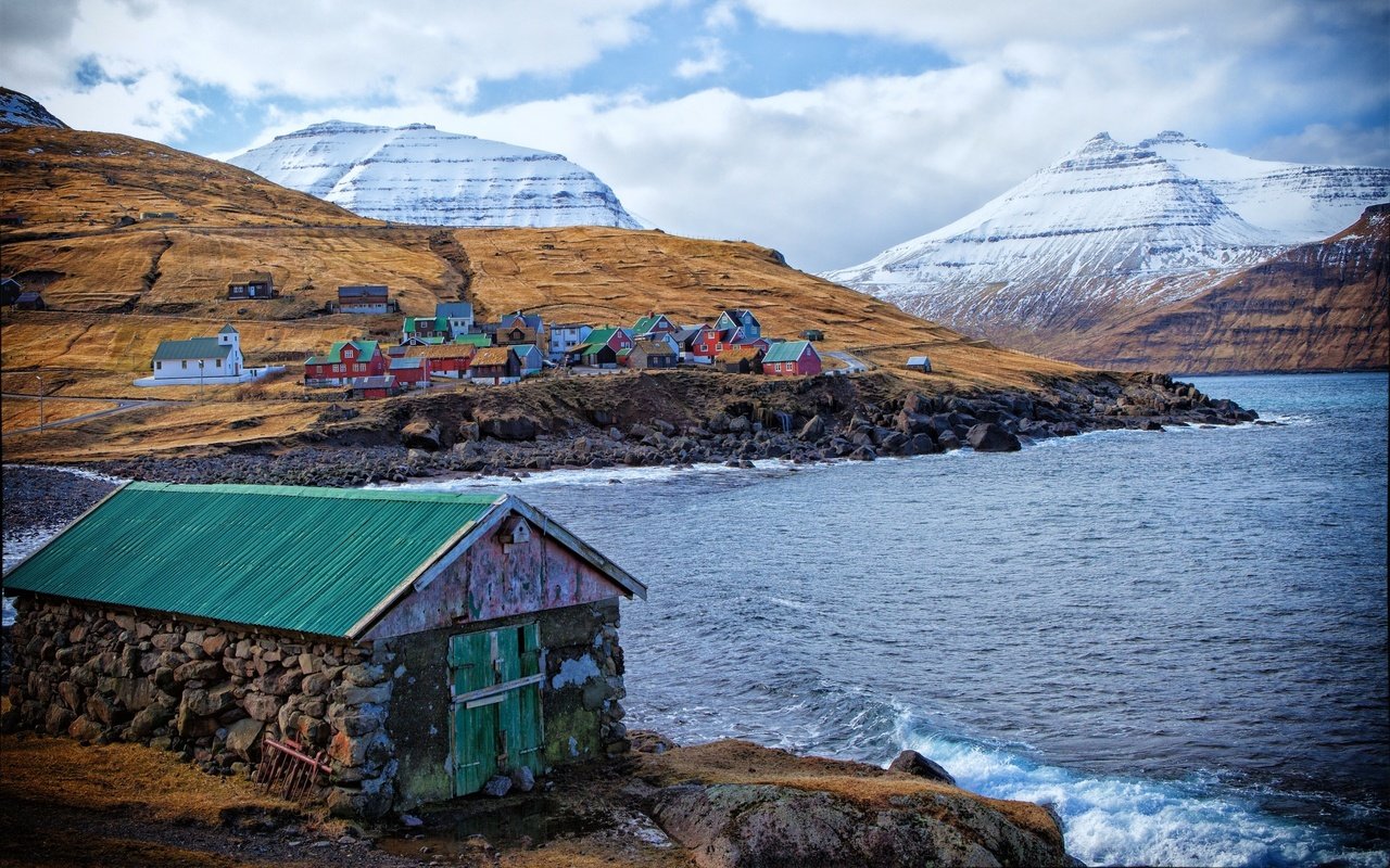 Обои горы, цвета, море, дома, фарерские острова, дания, mountains, color, sea, home, faroe islands, denmark разрешение 2560x1600 Загрузить
