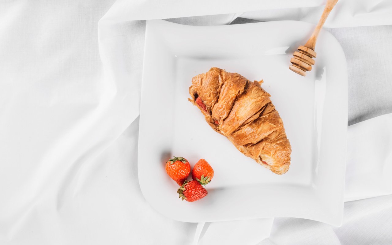 Обои клубника, завтрак, круассан, strawberry, breakfast, croissant разрешение 4924x3284 Загрузить