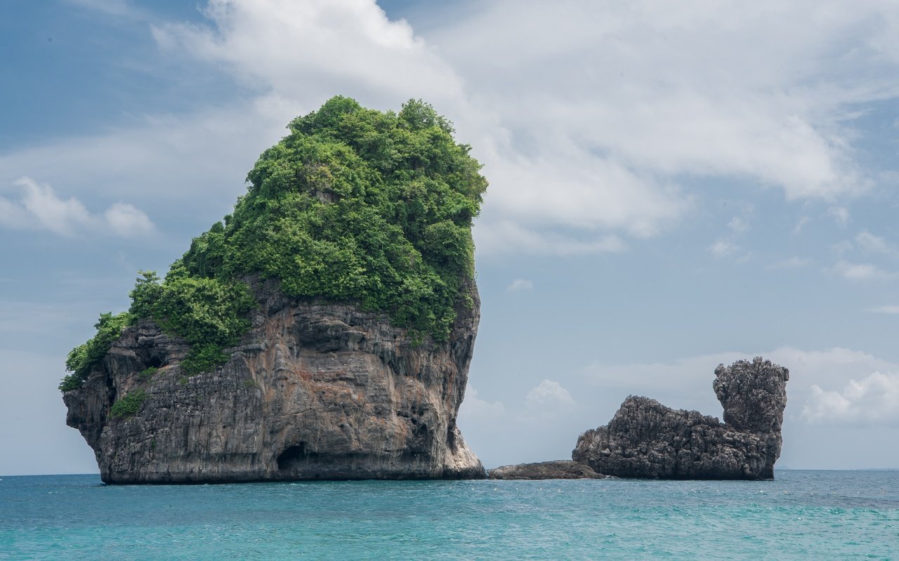 Обои небо, облака, море, острова, таиланд, утес, пхи-пхи, the sky, clouds, sea, islands, thailand, rock, phi phi разрешение 6016x4016 Загрузить