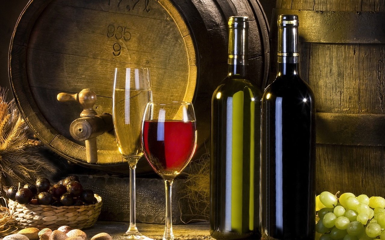 Обои виноград, вино, белое, бокалы, бутылки, бочка, алкоголь, красное, grapes, wine, white, glasses, bottle, barrel, alcohol, red разрешение 1920x1080 Загрузить