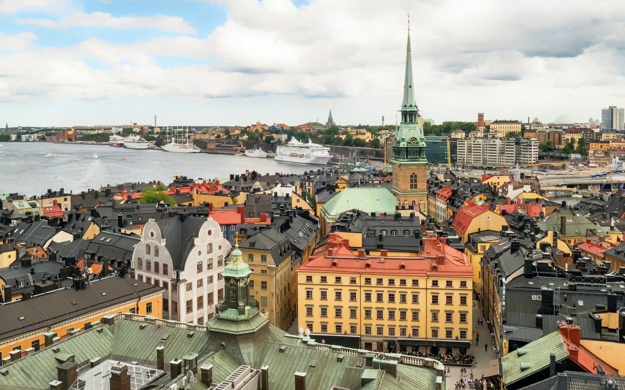 Обои город, швеция, старый город, стокгольм, столица, gamla stan, the city, sweden, old town, stockholm, capital разрешение 2143x1100 Загрузить