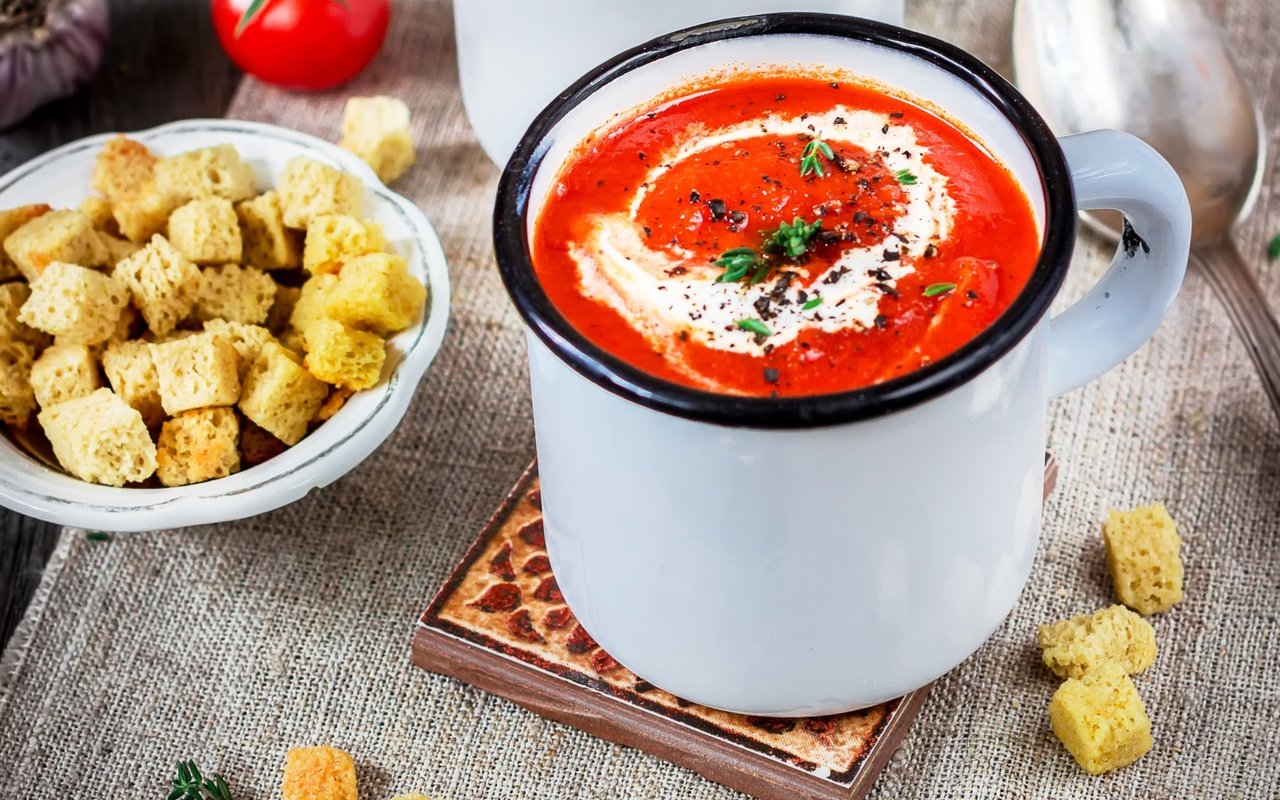 Обои кружка, сметана, суп, сухарики, гаспаччо, крутоны, mug, sour cream, soup, crackers, gazpacho, croutons разрешение 2100x1407 Загрузить