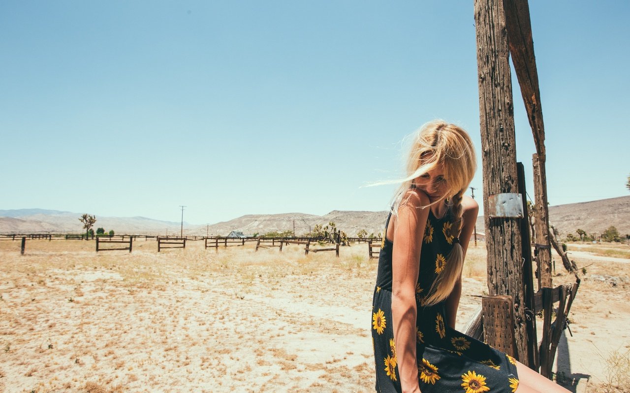 Обои девушка, платье, блондинка, сидит, коса, закрытые глаза, girl, dress, blonde, sitting, braid, closed eyes разрешение 2048x1365 Загрузить