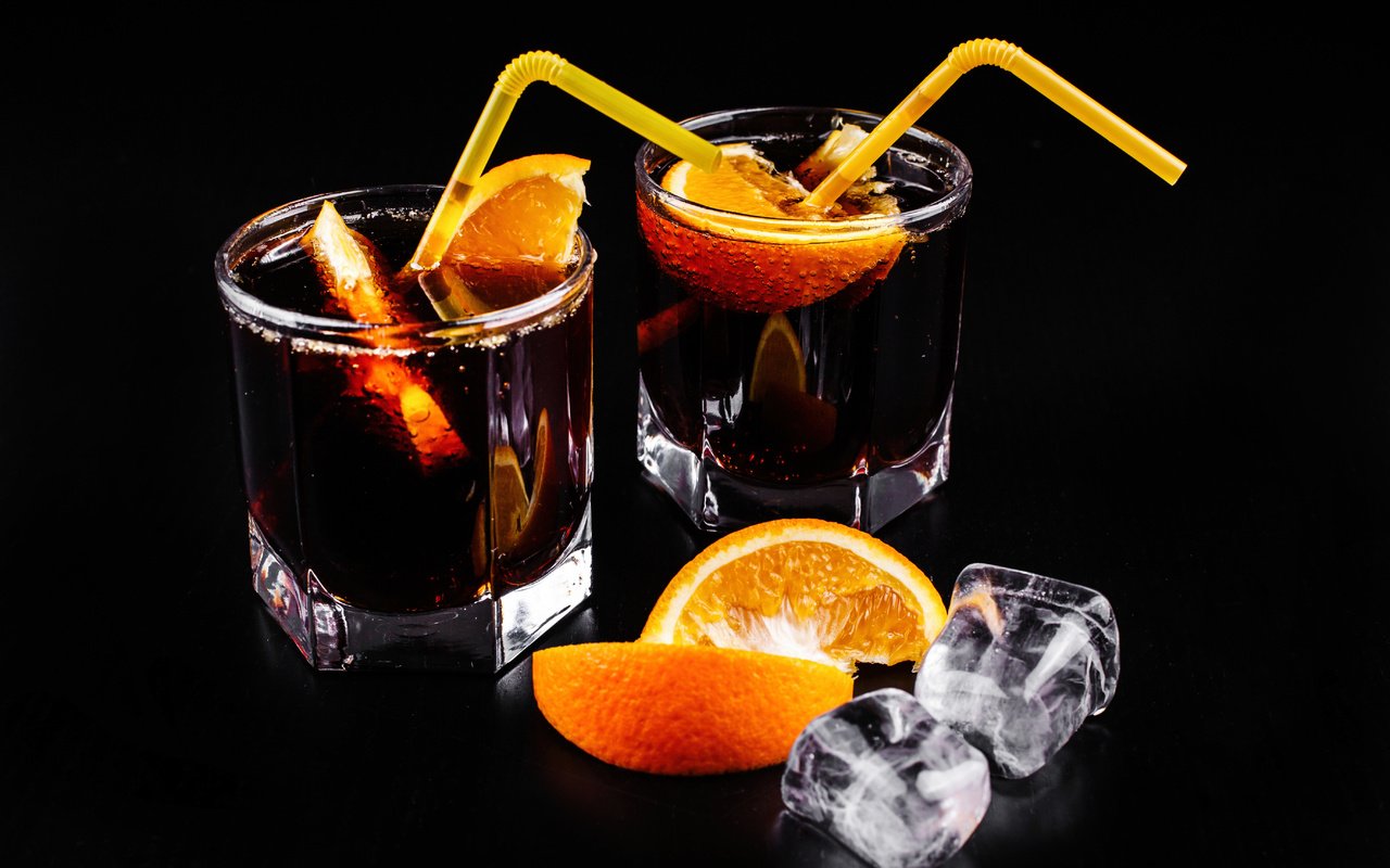 Обои черный фон, кола, апельсин, кубики льда, коктейль, напитки, дольки, стаканы, ром, трубочки, black background, cola, orange, ice cubes, cocktail, drinks, slices, glasses, rum, tube разрешение 5510x3673 Загрузить