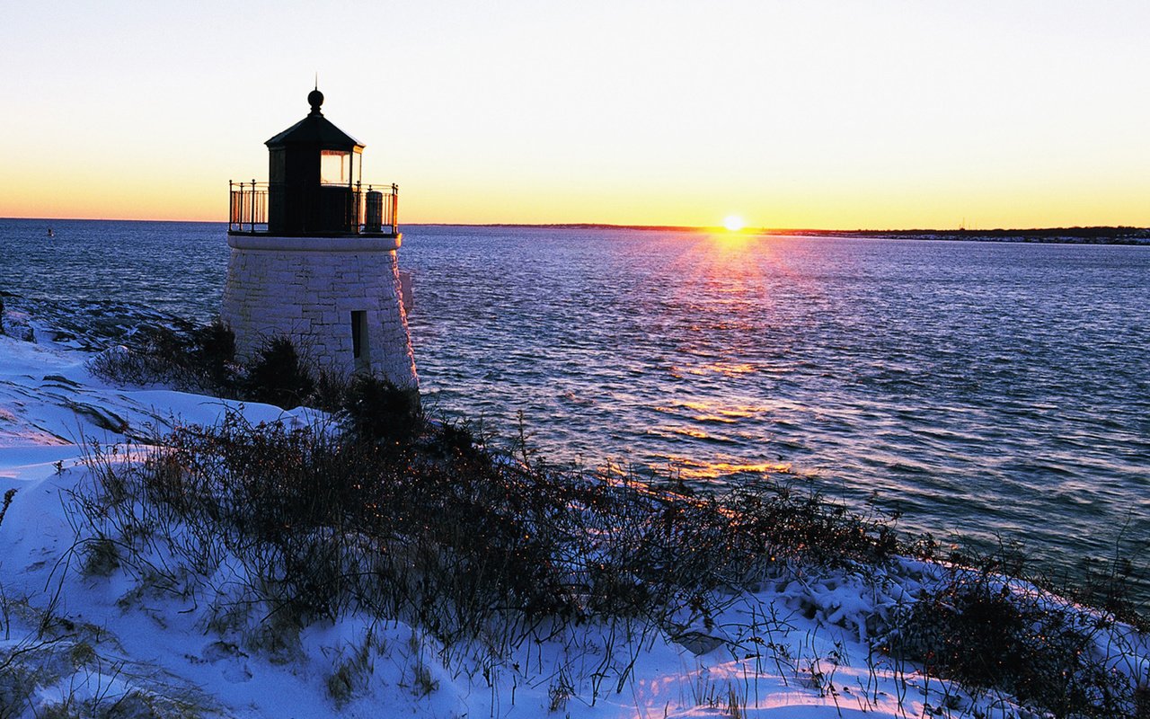 Обои солнце, снег, берег, закат, зима, пейзаж, море, маяк, the sun, snow, shore, sunset, winter, landscape, sea, lighthouse разрешение 1920x1080 Загрузить