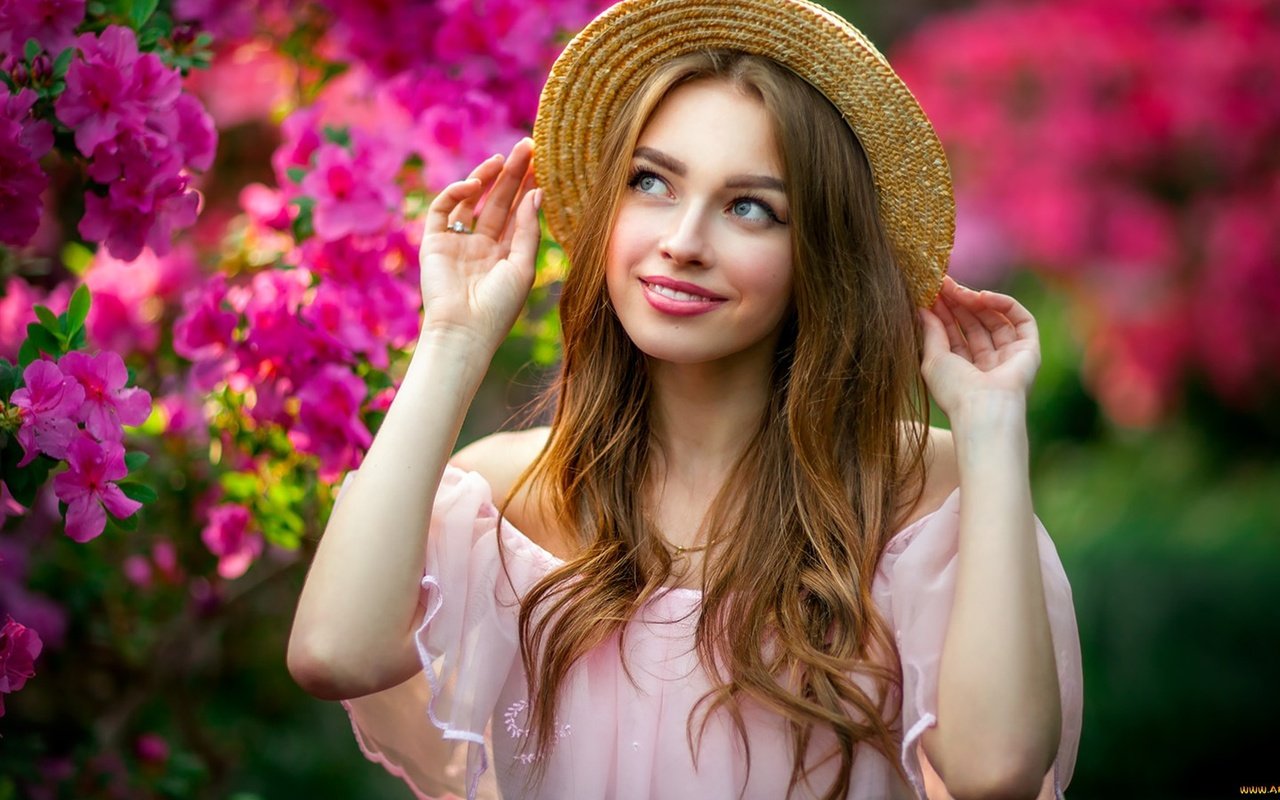 Обои цветы, девушка, улыбка, шляпа, 1, шатенка, flowers, girl, smile, hat, brown hair разрешение 1920x1080 Загрузить