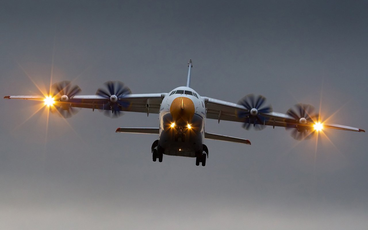 Обои огни, самолет, полет, авиация, транспортник, грузовой, ан-70, lights, the plane, flight, aviation, freighter, cargo, the an-70 разрешение 1920x1200 Загрузить