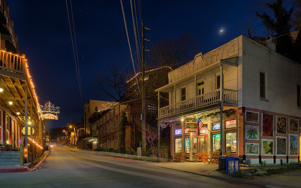 Обои дорога, ночь, огни, дома, улица, сша, арканзас, eureka springs, road, night, lights, home, street, usa, arkansas разрешение 2048x1152 Загрузить