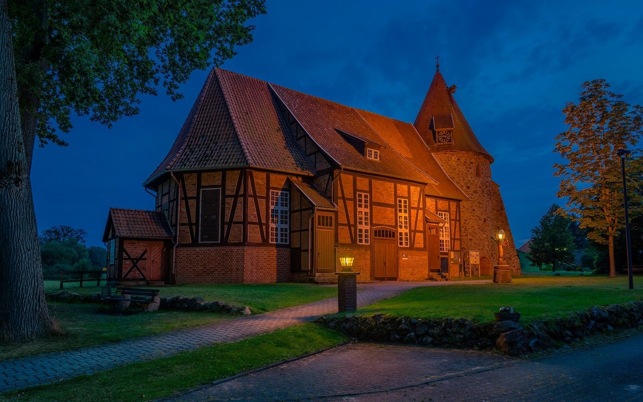 Обои фонари, st remigius church, вечер, дом, церковь, здание, германия, нижняя саксония, зудербург, lights, the evening, house, church, the building, germany, lower saxony, suderburg разрешение 2048x1389 Загрузить