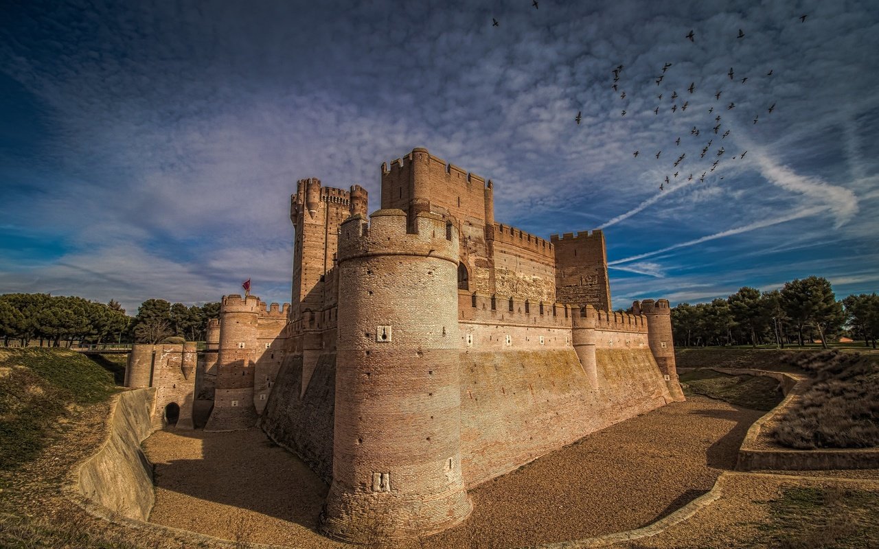 Обои небо, замок, испания, castillo de la mota, стая птиц, the sky, castle, spain, a flock of birds разрешение 2048x1340 Загрузить