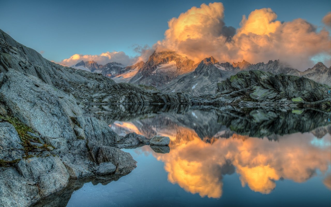 Обои небо, облака, озеро, горы, природа, отражение, the sky, clouds, lake, mountains, nature, reflection разрешение 2048x1365 Загрузить