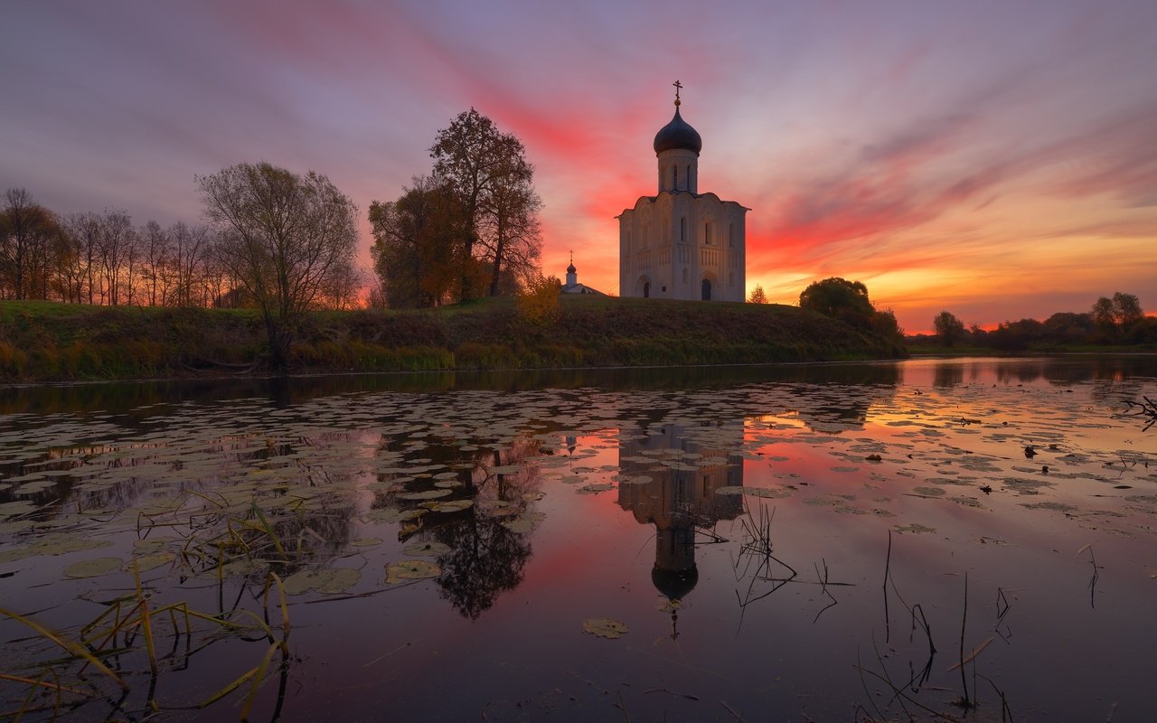 Обои деревья, максим евдокимов, река, природа, храм, закат, пейзаж, осень, церковь, trees, maxim evdokimov, river, nature, temple, sunset, landscape, autumn, church разрешение 2560x1708 Загрузить