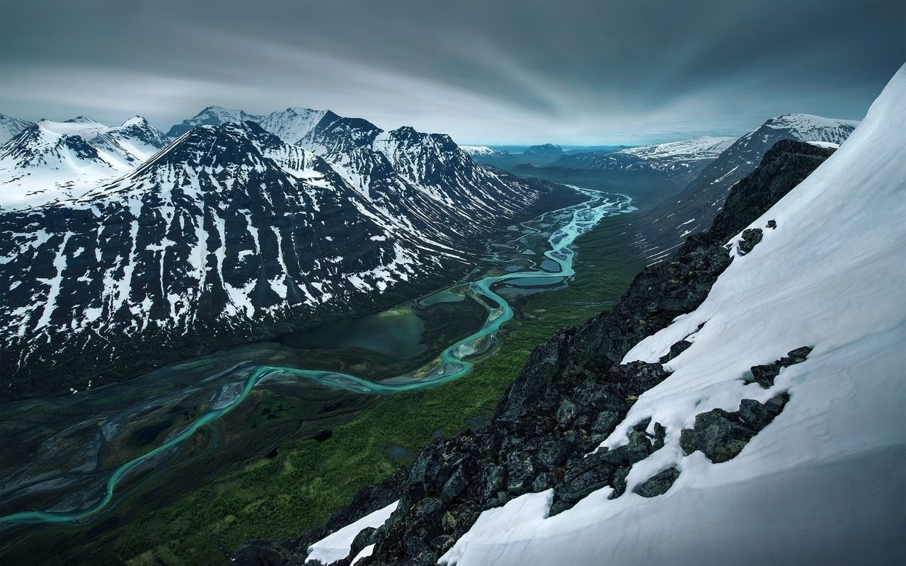 Обои небо, пасмурно, река, горы, скалы, снег, природа, весна, швеция, the sky, overcast, river, mountains, rocks, snow, nature, spring, sweden разрешение 2048x1316 Загрузить