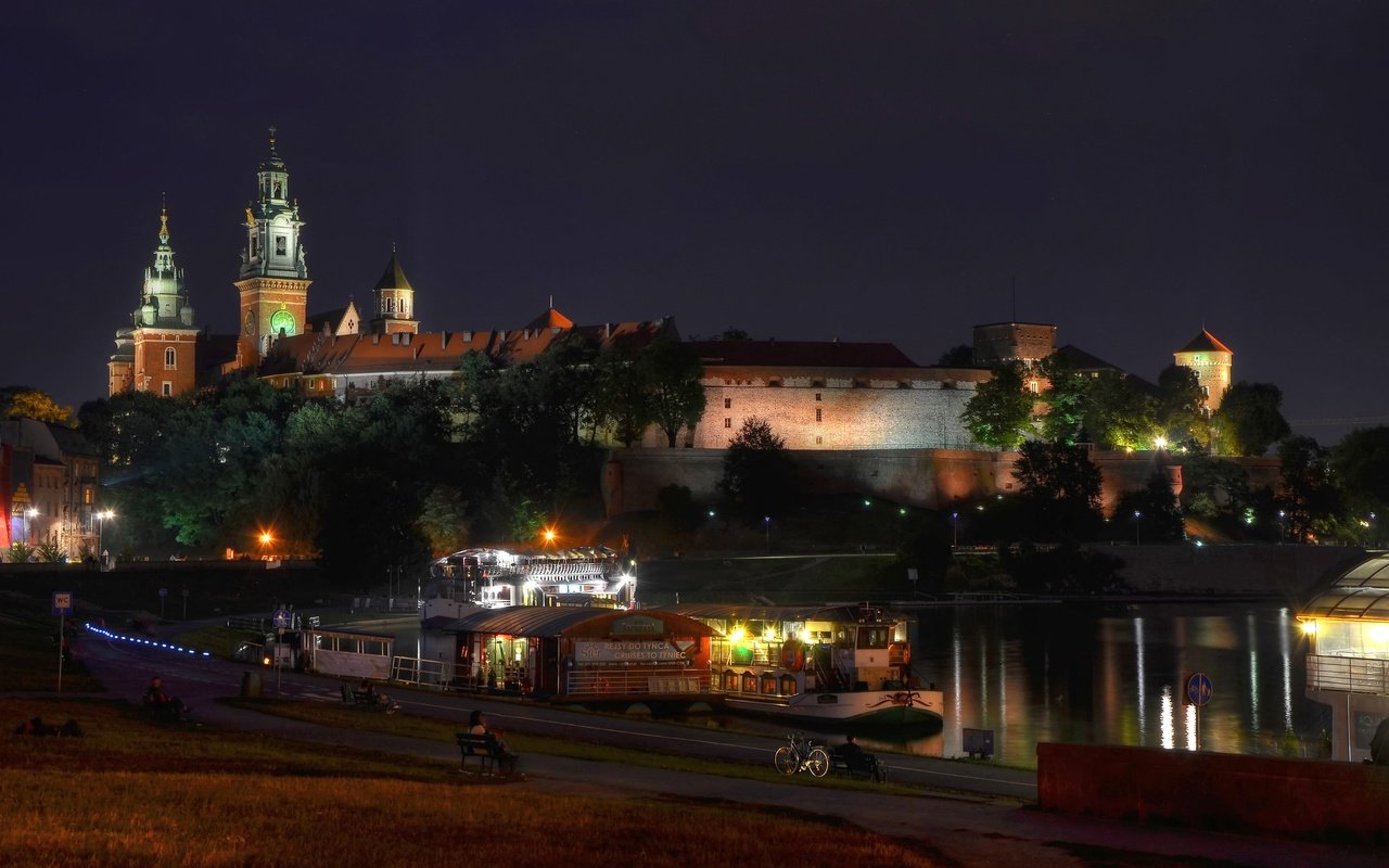 Обои ночь, огни, польша, краков, вавель, night, lights, poland, krakow, wawel разрешение 3072x2035 Загрузить