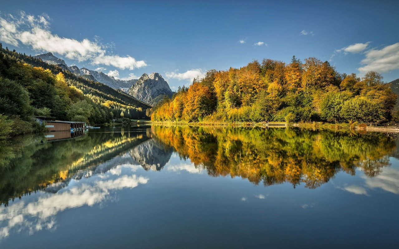 Обои озеро, горы, лес, отражение, осень, германия, бавария, lake, mountains, forest, reflection, autumn, germany, bayern разрешение 1920x1250 Загрузить