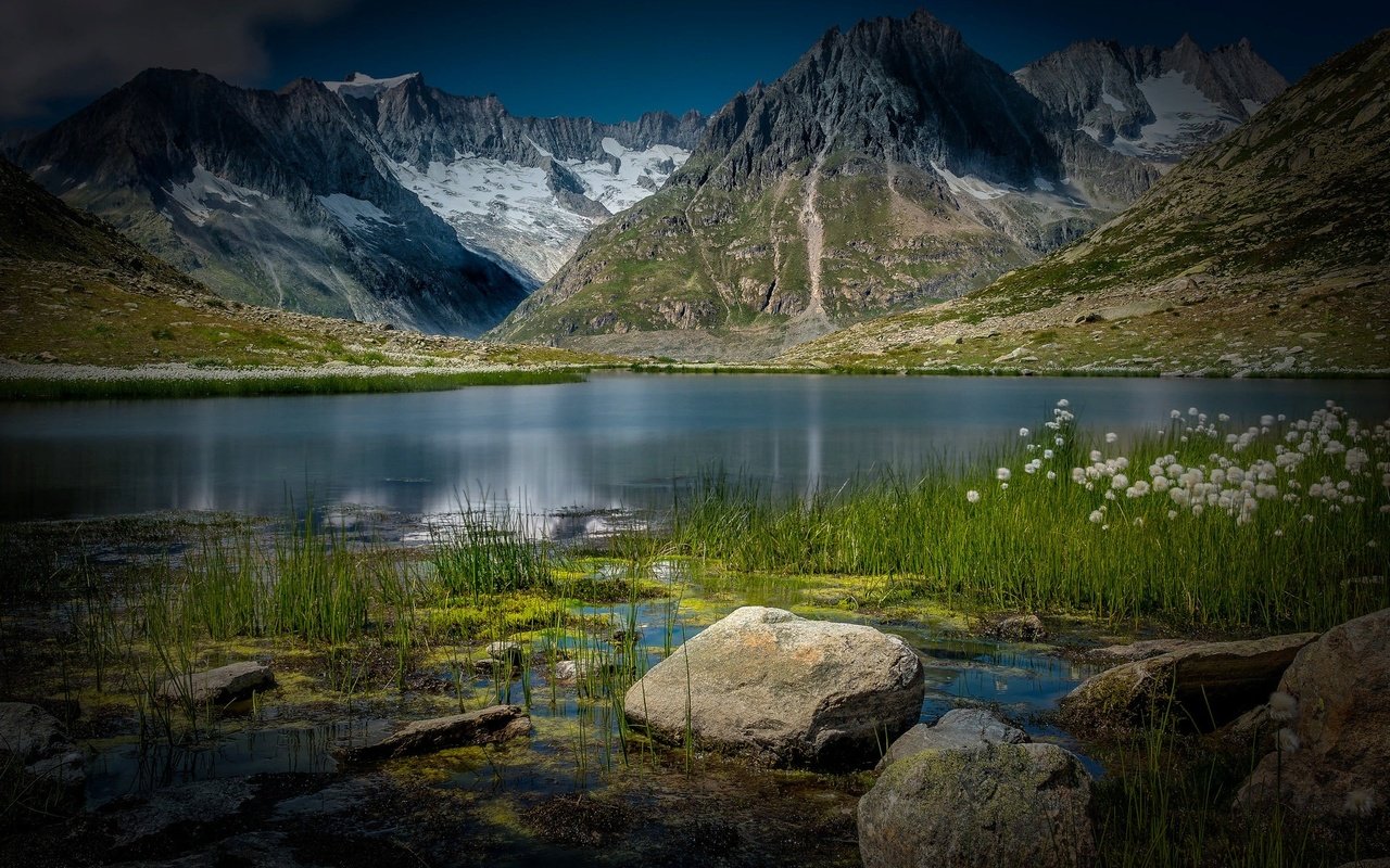 Обои трава, озеро, горы, природа, камни, пейзаж, швейцария, grass, lake, mountains, nature, stones, landscape, switzerland разрешение 2040x1345 Загрузить