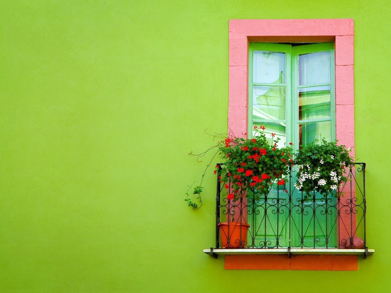 Обои зелёный, стена, окно, балкон, green, wall, window, balcony разрешение 2560x1600 Загрузить