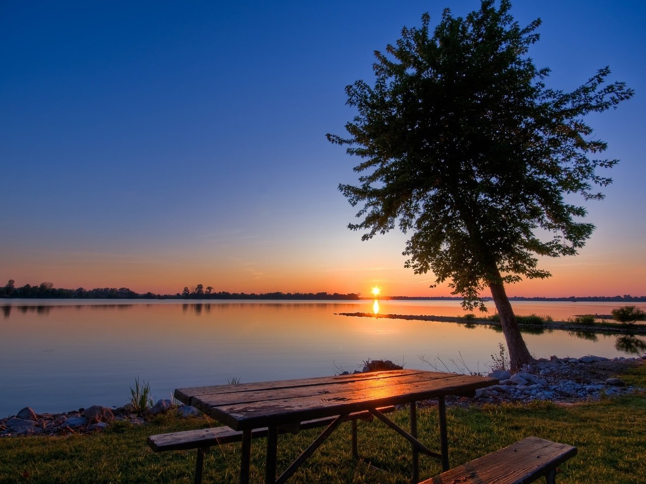 Обои озеро, дерево, закат, стол, lake, tree, sunset, table разрешение 2560x1600 Загрузить