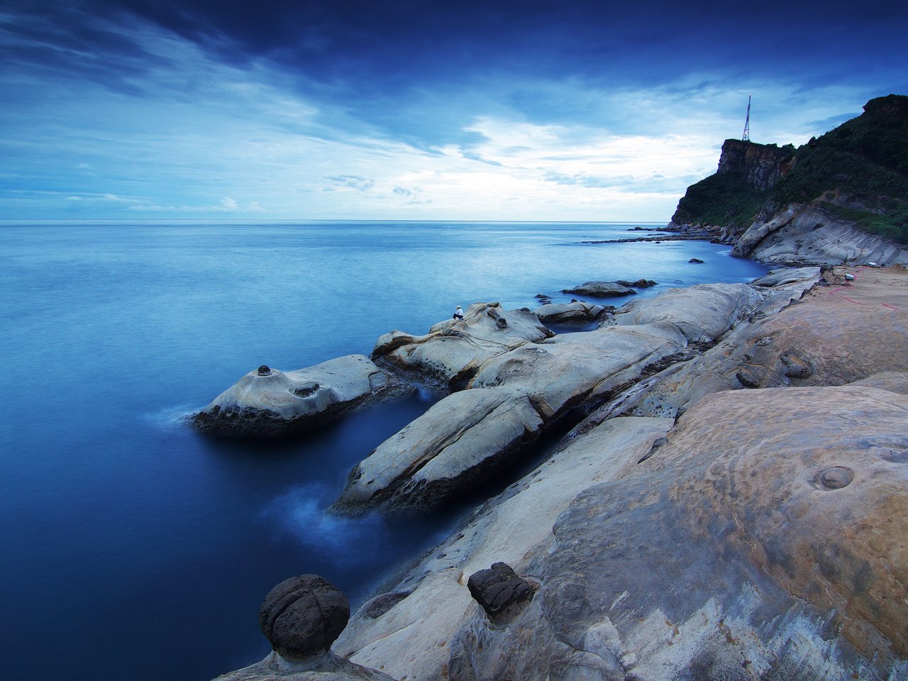 Обои небо, вечер, камни, берег, обои, море, человек, the sky, the evening, stones, shore, wallpaper, sea, people разрешение 2560x1600 Загрузить