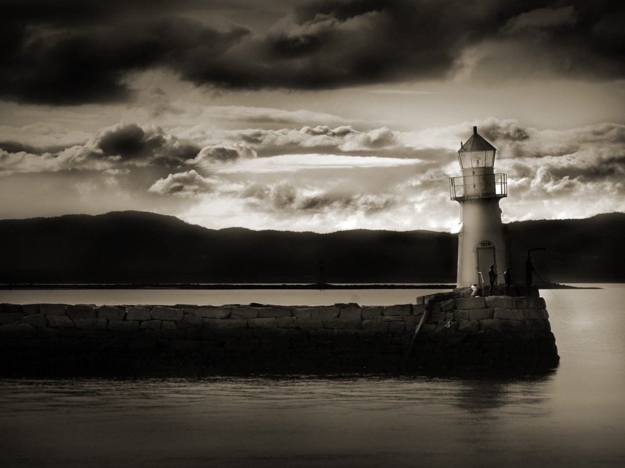 Обои облака, вода, берег, тучи, маяк, чёрно-белое, clouds, water, shore, lighthouse, black and white разрешение 1920x1200 Загрузить