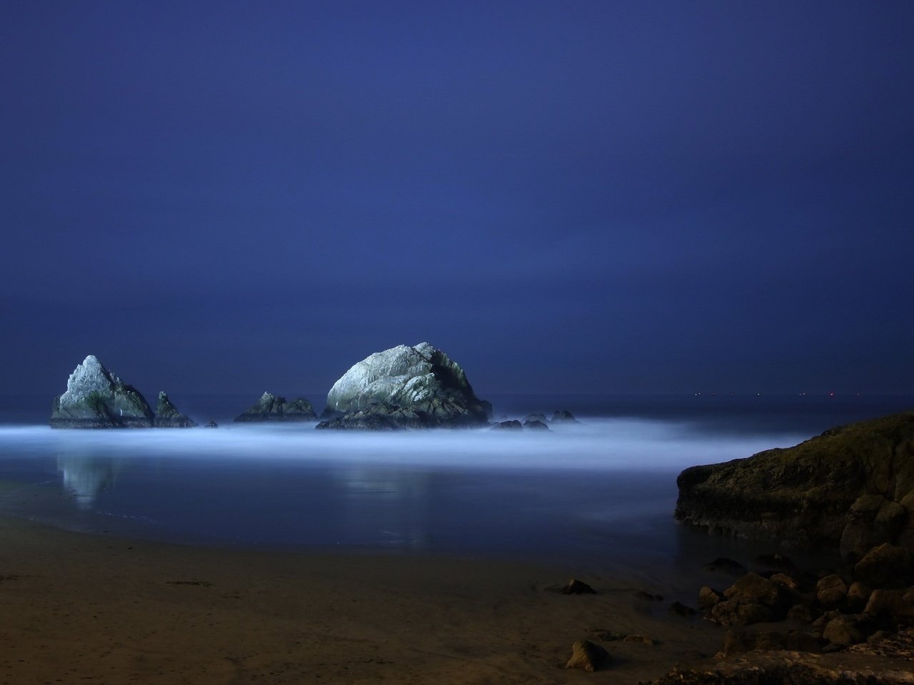 Обои ночь, вечер, скалы, синий, море, night, the evening, rocks, blue, sea разрешение 2560x1600 Загрузить