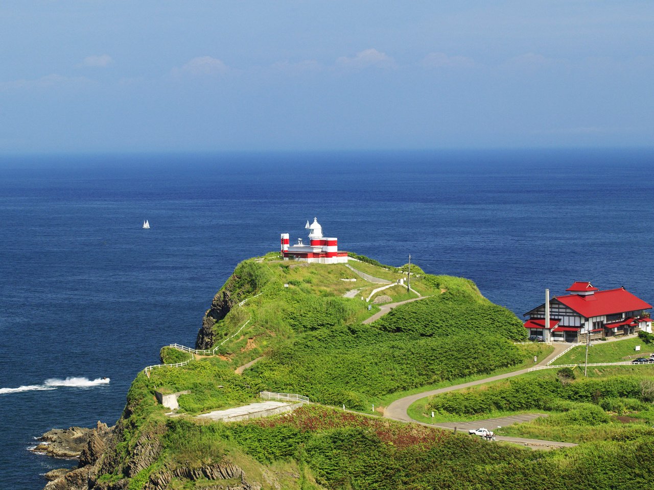 Обои море, япония, дома, даль, хоккайдо, зеленый холм, sea, japan, home, dal, hokkaido, green hill разрешение 1920x1200 Загрузить