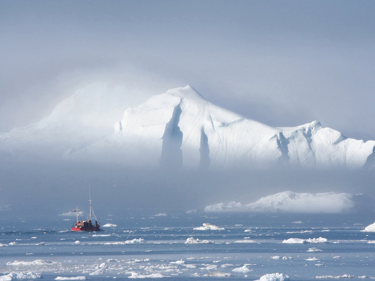 Обои айсберг, льдины, судно, iceberg, ice, the ship разрешение 2560x1600 Загрузить
