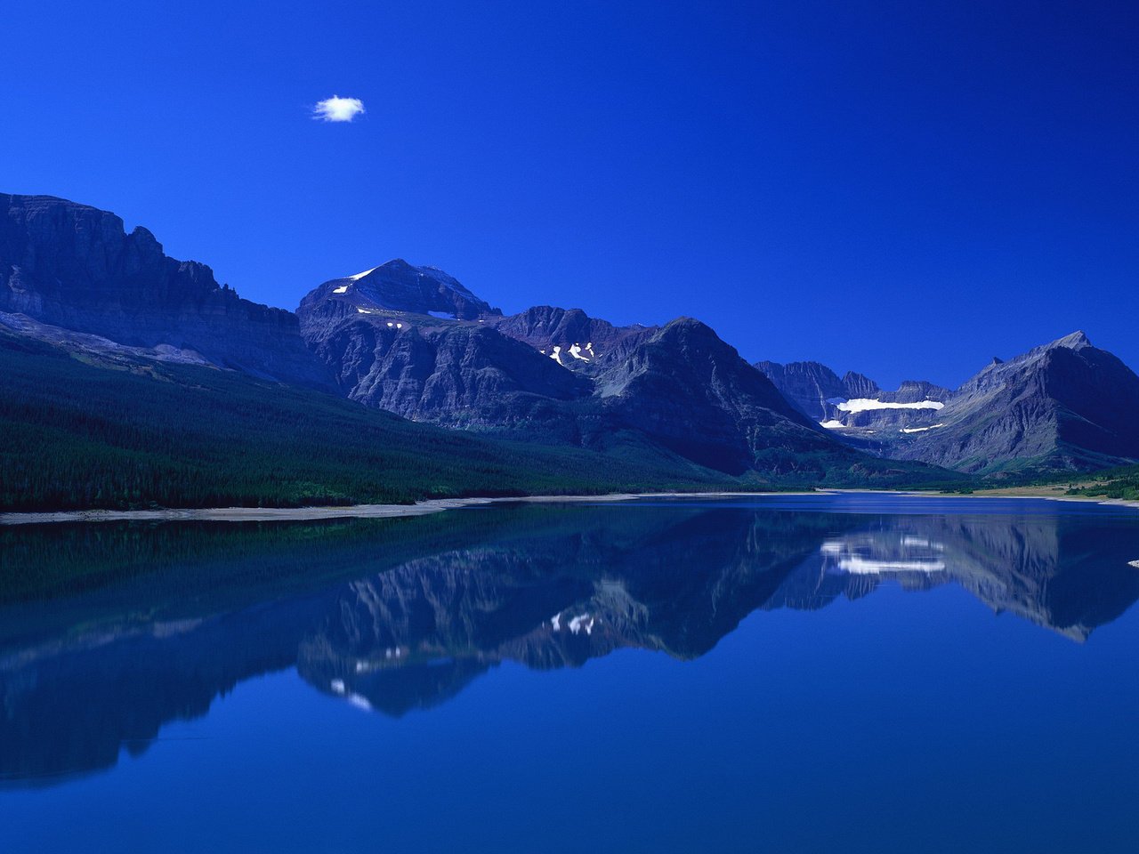 Обои небо, трава, вода, горы, берег, отражение, the sky, grass, water, mountains, shore, reflection разрешение 3600x1200 Загрузить