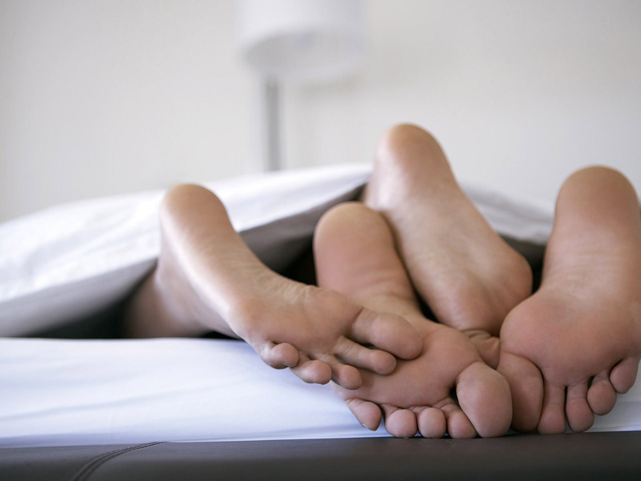 Обои ноги, любовь, кровать, feet, love, bed разрешение 1920x1200 Загрузить