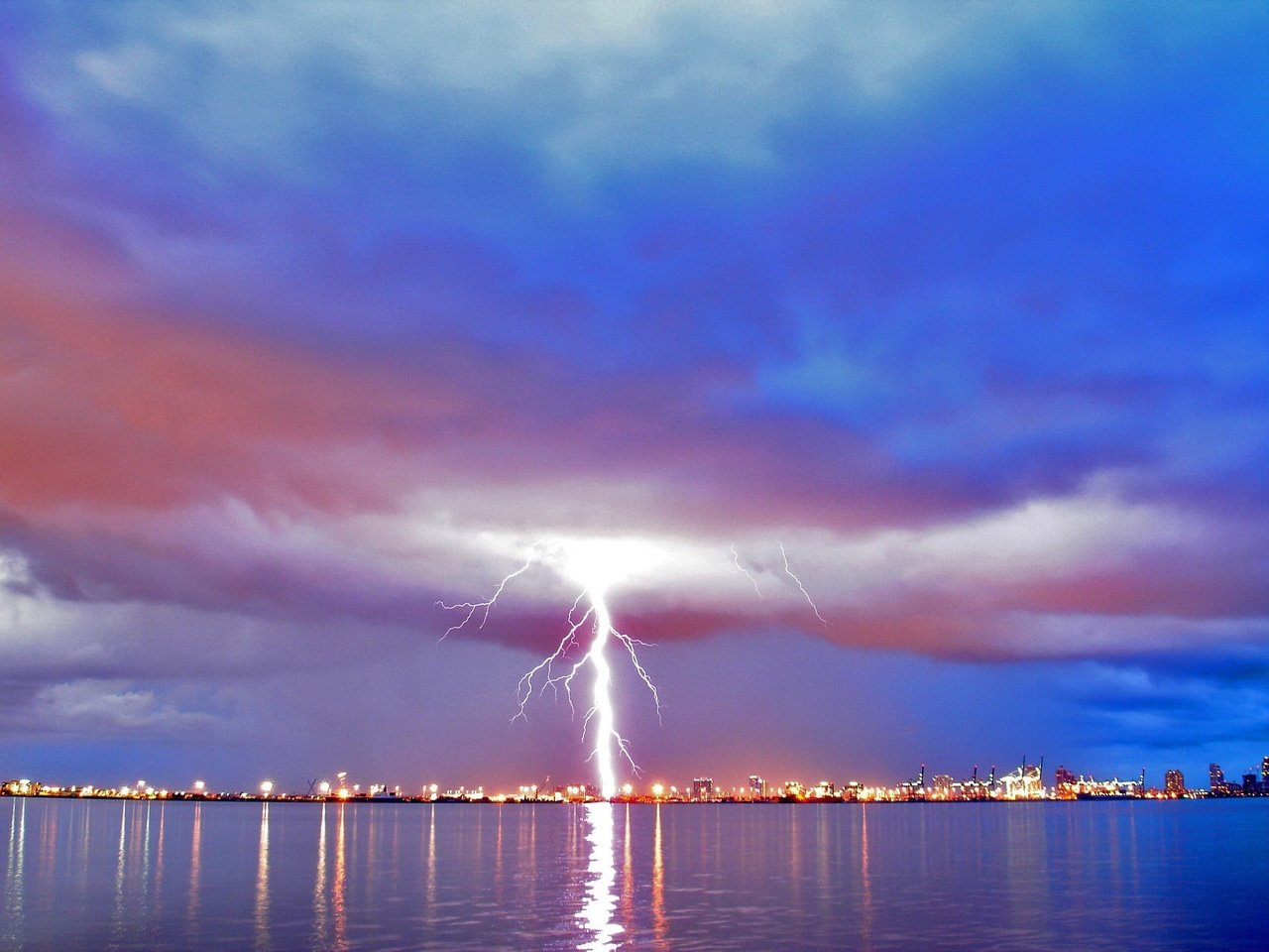 Обои облака, молния, город, clouds, lightning, the city разрешение 1920x1440 Загрузить